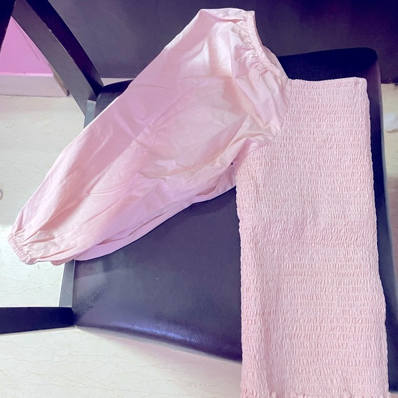 Cover Story smoked top in bubble gum pink colour with puff sleeves - Picture 4 of 5